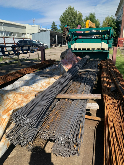 Протягиваем на станке на нашей базе арматуру из мотков в прутки 4 мм, 5 мм, 6 мм, 8 мм и 10 мм.