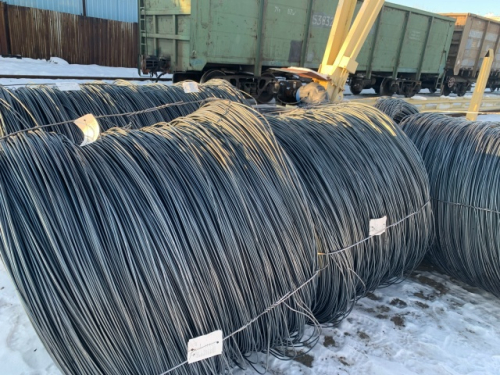 Проволока в бухтах на складе Град Сталь в Хабаровске.