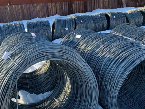 Стальная арматура в бухтах на складе Град Сталь в Хабаровске.