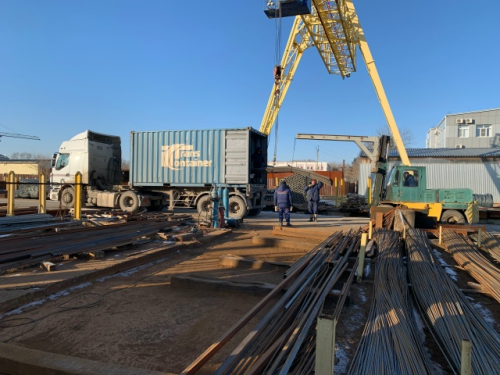 Производственный процесс на складе Град Сталь. Разгрузка контейнера.